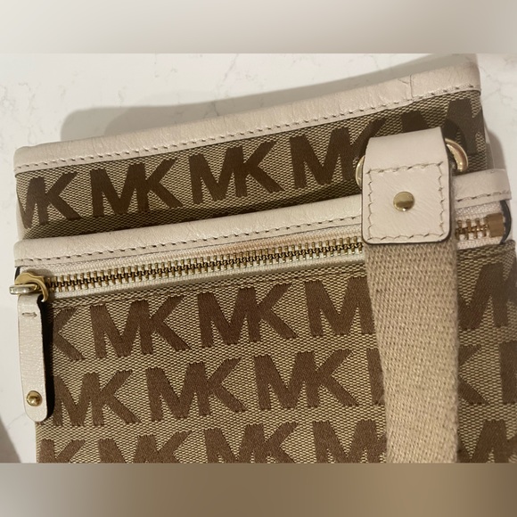 MICHAEL KORS Crossbody Purse - Picture 3 of 8